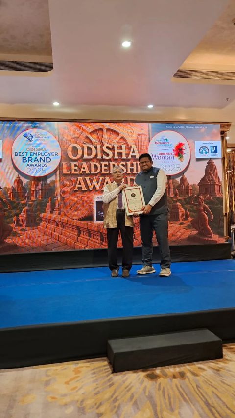 Vaishakh Surendran receiving award at Odisha Leadership Awards 2025